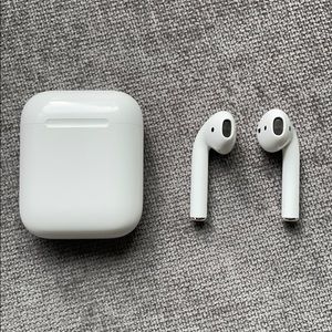 Apple AirPods & Charging Case